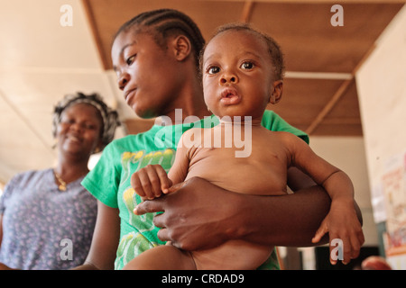 Leona Hunter, 18 ans, tient son fils Céphas Hunter, à l'âge de 10 mois, qui souffre de malnutrition sévère Banque D'Images