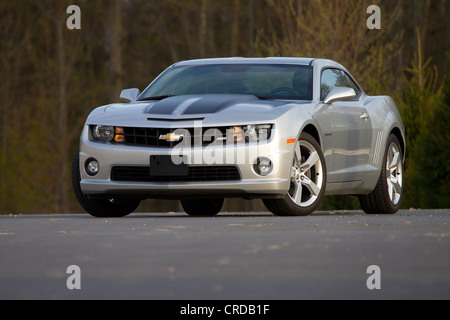 2010 Chevrolet Camaro SS d'argent, vue de cantonnement. Banque D'Images