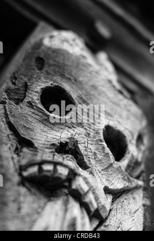 Macabre sculpture en bois à l'aître Saint-Maclou (ancien charnier), Rouen, Haute-Normandie, France Banque D'Images