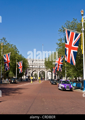 Vue sur le Mall à l'Admiralty Arch Londres Angleterre Europe Banque D'Images