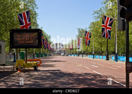 Afficher le long de la Mall vers Victoria Monument pendant les préparatifs du Jubilé de diamant de Queens Londres Angleterre Europe Banque D'Images