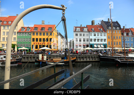 Le canal de Nyhavn et de divertissement quarts dans le port de Copenhague vu par une passerelle en bois suspendue à un davit Banque D'Images