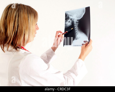 Femme médecin avec x-ray Banque D'Images