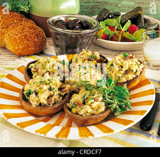 Champignons avec féta et œufs brouillés, Grèce. Banque D'Images