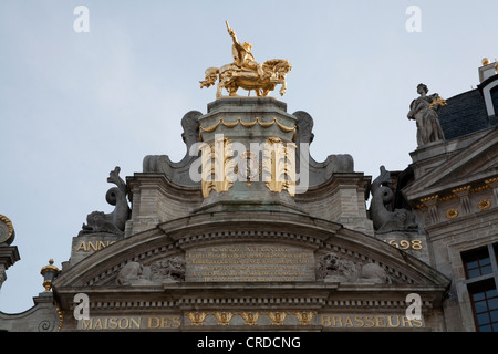 La statue équestre de Charles de Lorraine au-dessus de la Maison de brasseurs ou Grand Place Grand Place Bruxelles Belgique Banque D'Images