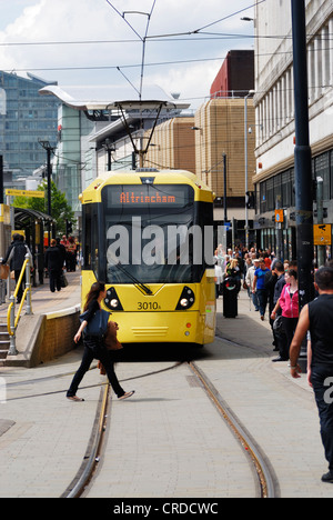 Tramway Metrolink dans Piccadilly, Manchester. Banque D'Images