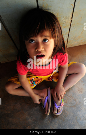 Asian girl looking up, au Cambodge, en Asie du Sud-Est, l'Asie Banque D'Images