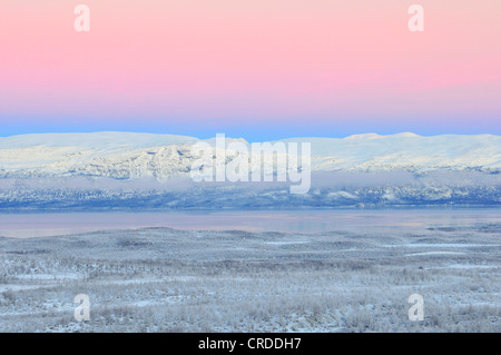 Paysage d'hiver au lac de Tornetraesk, près de Abisko (Suède, Laponie, Norrbotten, Abisko National Park Banque D'Images