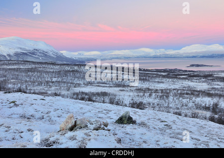 Paysage d'hiver au lac de Tornetraesk Njulla de montagne et, en Suède, en Laponie, Norrbotten, Abisko National Park Banque D'Images