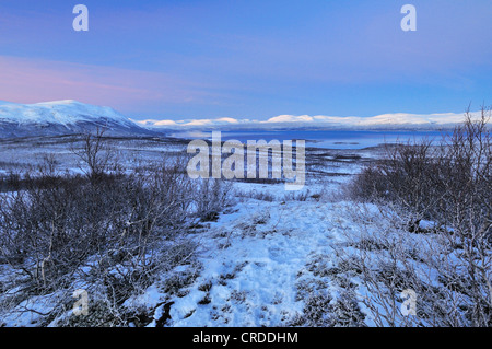 Paysage d'hiver au lac de Tornetraesk Njulla de montagne et, en Suède, en Laponie, Norrbotten, Abisko National Park Banque D'Images