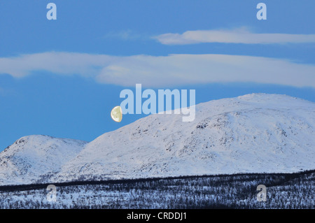 La lune à Kiruna, Suède, Laponie, Norrbotten Banque D'Images