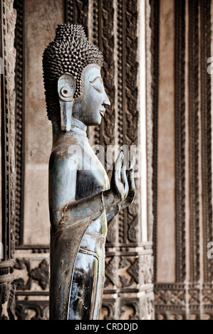 Statue de Bouddha debout en face de l'Lao National Museum à Vientiane, Laos, Asie du Sud, Asie Banque D'Images