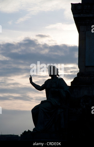 Statue de l'une des libertés civiles sur le piédestal de la Colonne du Congrès sur la Place du Congrès Congresplein à Bruxelles Belgique Banque D'Images