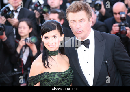 L'acteur Alec Baldwin et Hilaria Thomas, de la projection de gala de les tuer doucement à la 65ème Festival du Film de Cannes, France 2012 Banque D'Images