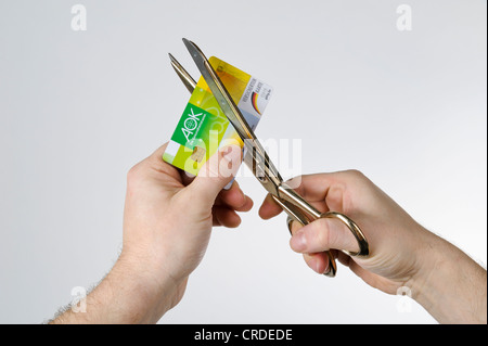 Coupe les mains une vieille carte d'assurance maladie AOK sans une photo de passeport, avant 2011 Banque D'Images