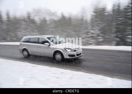 Voiture en marche sur une route glacée en hiver, Zinnwald, Erzgebirge, Monts Métallifères, Germany, Europe Banque D'Images