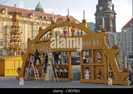 Marché de Noël Striezelmarkt et bougie Schwibbogen arch se mettent en place, place Altmarkt à Dresde, Saxe, Allemagne, Europe Banque D'Images