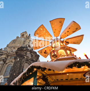 Pyramide de Noël à l'église Frauenkirche, l'église Notre Dame, Dresde, Saxe, Allemagne, Europe Banque D'Images