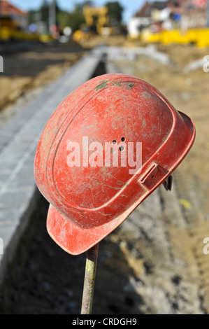 Casque rouge sur une barre de fer Banque D'Images