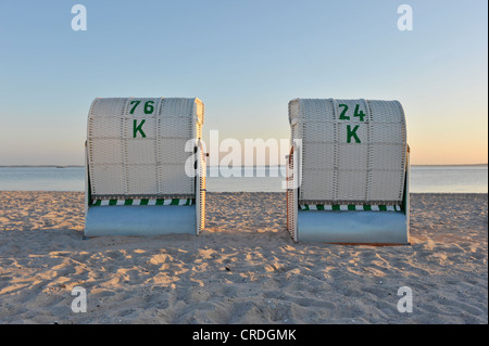 Chaises de plage en osier avec toiture en Pelzerhaken, Baie de Luebeck, mer Baltique, Schleswig-Holstein, Allemagne, Europe Banque D'Images