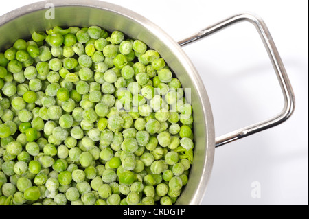 Petits pois surgelés dans une casserole Banque D'Images