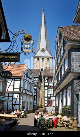 Vieille ville avec la tour en pente de l'église Saint Georges, l'Allemagne, en Rhénanie du Nord-Westphalie, Ruhr, Hattingen Banque D'Images