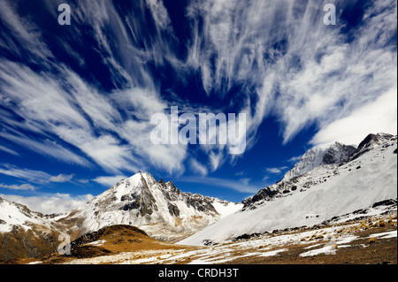 Ciel nuageux à couvert de neige des Andes, La Paz, Bolivie, Amérique du Sud Banque D'Images