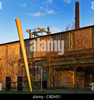 Henrichshuette avec la charpente panneau jaune de l'itinéraire de la culture industrielle, l'Allemagne, en Rhénanie du Nord-Westphalie, Ruhr, Hattingen Banque D'Images