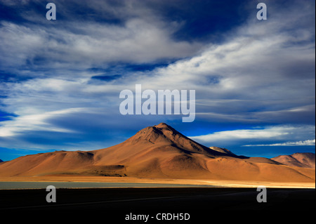 Massif de montagne dans la lumière du soir, Uyuni, Bolivie, Amérique du Sud Banque D'Images