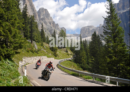 Motocyclistes sur la route de la Sella Pass, Tyrol, Italie, Europe Banque D'Images