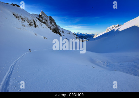 Piste de ski avec des skieurs de fond, Unterwasser, Toggenburg, Saint-Gall, Suisse, Europe Banque D'Images