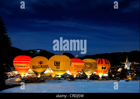 Des ballons à air chaud à l'heure bleue, Jungholz, Tyrol, Autriche, Europe Banque D'Images