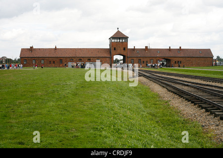 Porte d'entrée et des voies ferrées dans les camps de concentration, Auschwitz-Birkenau, en Pologne, Europe Banque D'Images