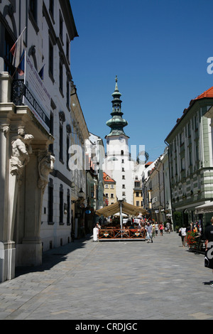 Vieille ville et Michael's Gate porte de ville à Bratislava, Slovaquie, Europe Banque D'Images