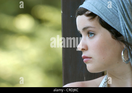 Portrait d'une belle femme aux boucles d et headress, Allemagne Banque D'Images