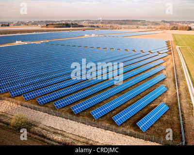 Vue aérienne, panneaux solaires, photovoltaïque, autoroute, centrale nucléaire, Bubesheim, souabe, Allemagne, Europe Banque D'Images