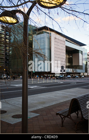 Le Newseum sur Pennsylvania Avenue à Washington DC au crépuscule Banque D'Images