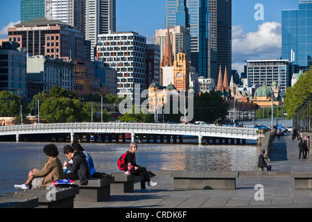 Yarra River avec le centre-ville dans le Queensbridge, Melbourne, Victoria, Australie Banque D'Images