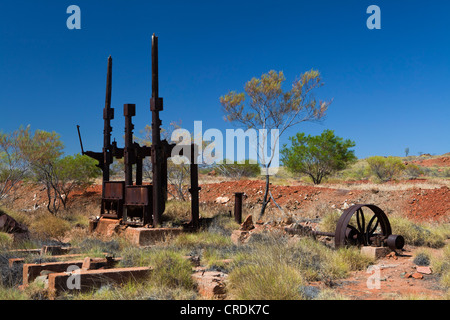 L'équipement Rouillé d'une mine d'or abandonnée depuis longtemps dans l'Australie de l'Ouest la outback, en Bar, Australie occidentale, Australie Banque D'Images