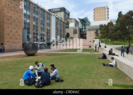 Les étudiants sur le campus de l'Université de New South Wales, UNSW, Sydney, New South Wales, Australia Banque D'Images