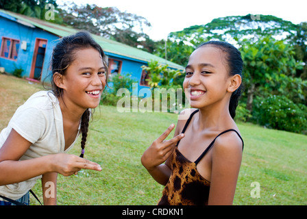 Les filles sur Atiu Îles Cook Banque D'Images