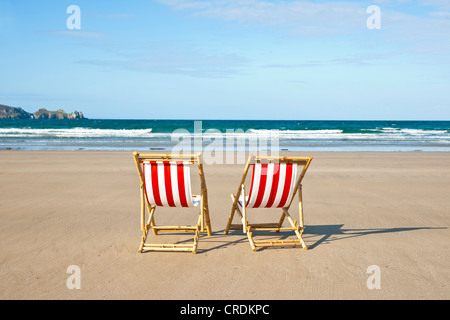 Vide deux transats sur la plage, à Camaret-sur-Mer, Finistère, Bretagne, France, Europe Banque D'Images