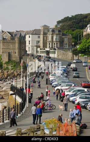 Les gens qui marchent le long du front de mer pomenade, Clevedon, Somerset, England, UK Banque D'Images