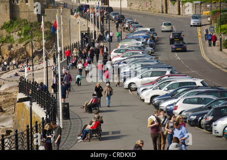 Les gens qui marchent le long du front de mer pomenade, Clevedon, Somerset, England, UK Banque D'Images