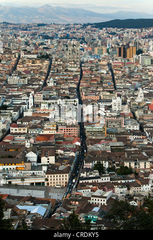Vue depuis El Panecillo sur Quito avec le centre-ville historique de l'avant-plan, Quito, Equateur, Amérique du Sud Banque D'Images