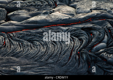 La lave en fusion de type pahoehoe découlant d'une fissure dans la zone de rift de l'Est vers la mer, de la lave de volcan bouclier Kilauea Banque D'Images