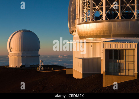 L'observatoire de Mauna Kea sur le sommet du volcan Mauna Kea, le NT 4205m, juste l'Observatoire Gemini, à gauche le Télescope Canada-France-Hawaii Banque D'Images