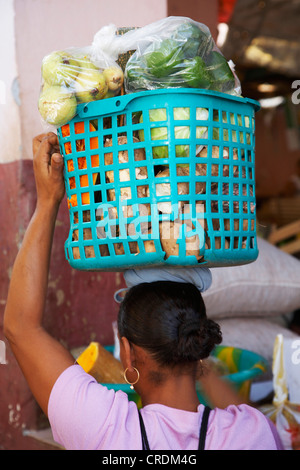 Femme transportant panier avec des légumes sur sa tête, Cap Vert, Cabo Verde, Fogo, Sao Filipe Banque D'Images