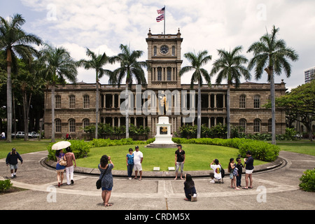 Les touristes coréens et japonais de prendre des photos en face de la statue de First Hawaiian King Kamehameha I, 1758 - 1819, et la Banque D'Images