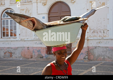 Femme transportant thon blanc dans un bol sur la tête, Cap Vert, Cabo Verde, île de Santiago (Praia Banque D'Images